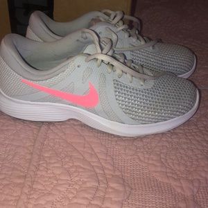 Women’s size 7 Nike revolution